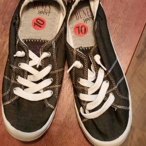 Woman's tennis shoes